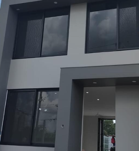 Ventanas instaladas en casa con diseño amplio